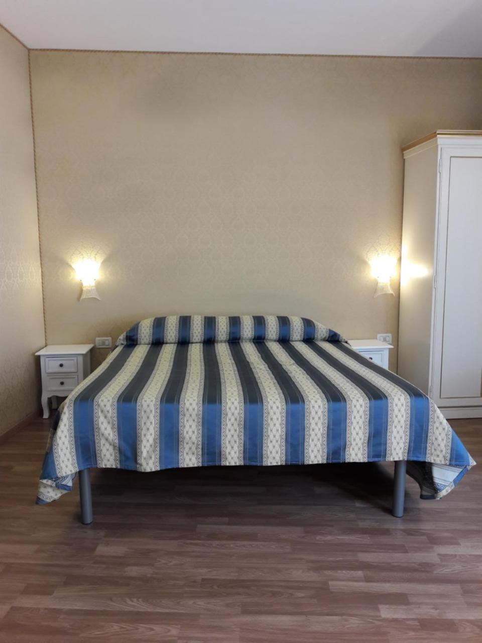 Residenza Nobile - Locazione Turistica Hotel Venesia Bagian luar foto